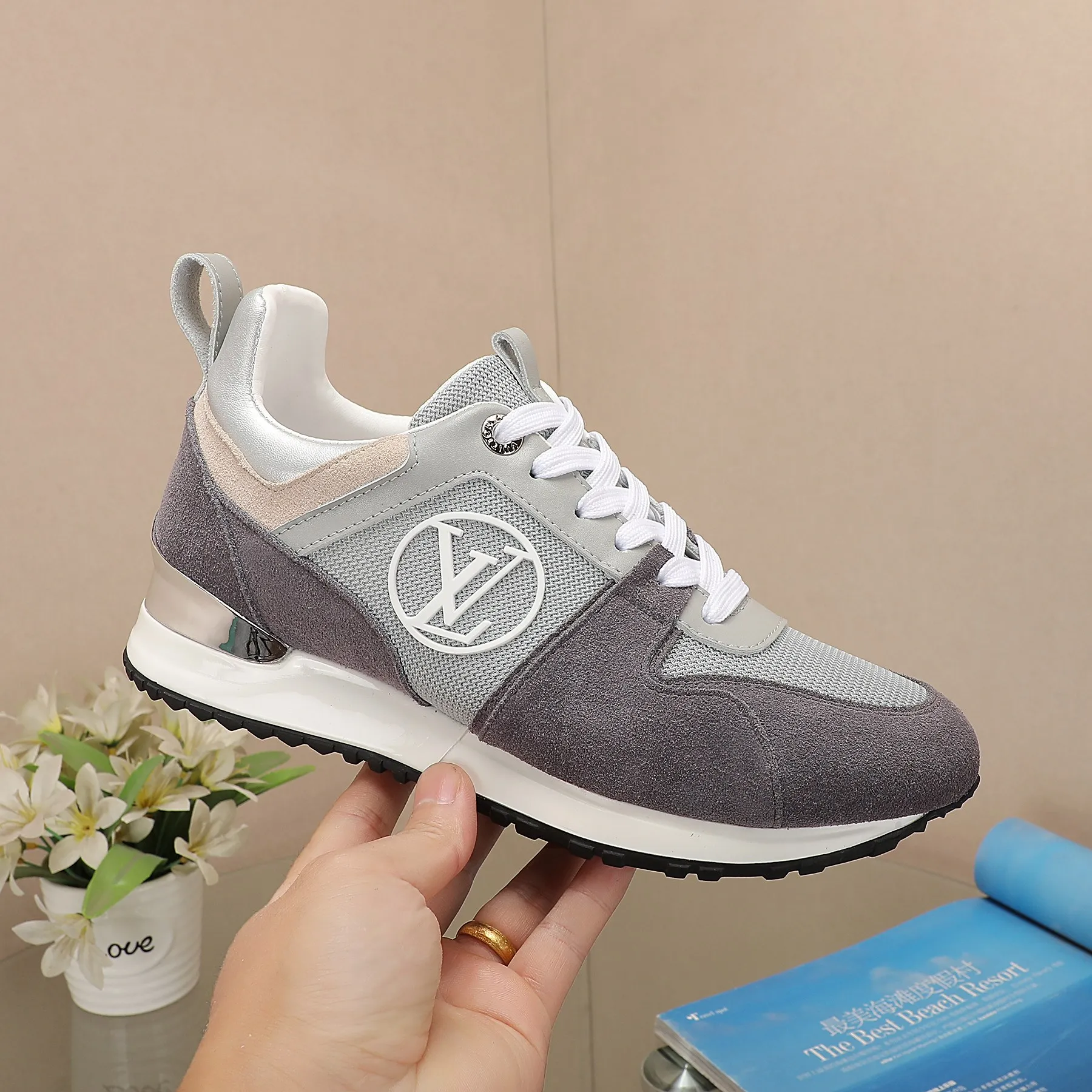 👟👟Ex-factory price 400👟👟 Men's size +10 🔥🔥🔥4046 Louis Vuitton official website synchronized sneakers, this Run Away sneaker is inspired by running shoe design, highlighting Louis Vuitton's iconic tone, technical mesh fabric mixed with suede and metallic cow leather, with wedge-shaped rubber outsole, LV letters written on the side, LV engraved on the metal shock-absorbing structure Circle logo, hidden insole subtly increases the height, reproduces the classic design of Louis Vuitton shoe series. The code number is 35-42 for women and 39-46 for men.